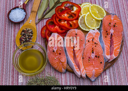 Filetto di salmone di rosmarino e di limone, la preparazione di un pesce rosso Foto Stock