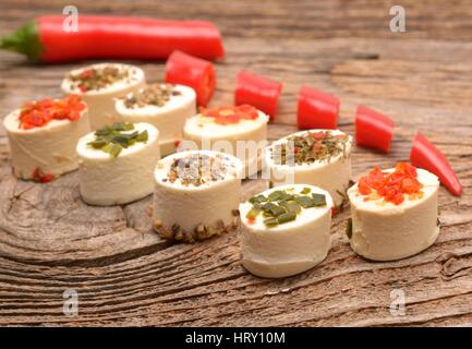 Il formaggio Feta a cubetti con rametto di rosmarino Foto Stock