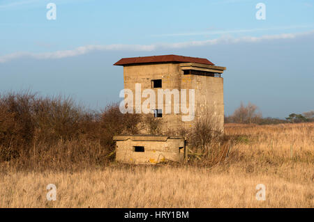 La Prima guerra mondiale porta pillole e Seconda Guerra Mondiale mastio, East Lane, Bawdsey, Suffolk, Regno Unito. Foto Stock