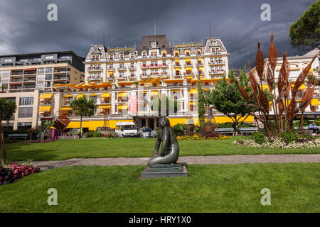 Ragazza statua di fronte al Grand Hotel Suisse al tramonto a Montreux, Vaud, Svizzera Foto Stock