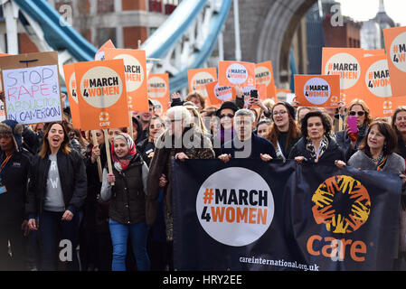 Mel C Annie Lennox a marzo4donne evento come parte della giornata internazionale della donna. Un concerto presso il Municipio è stata seguita da un mese di marzo alla Torre di Londra Foto Stock