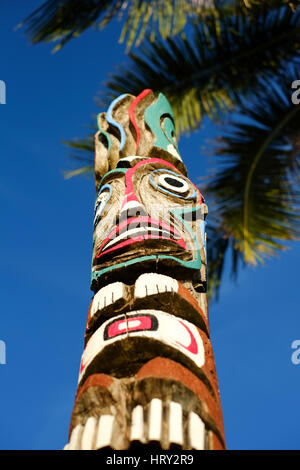 Totem pilastro sull'isola tropicale Foto Stock