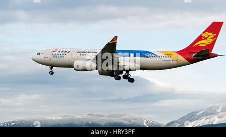 Beijing Capital Airlines aereo aereo Airbus A330 (A330-200) wide-body jetliner sbarco Aeroporto Internazionale di Vancouver Foto Stock