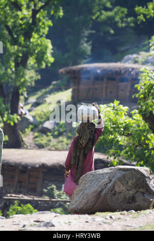 Jammu e Kashmir in India. La donna che porta pot sulla testa Foto Stock