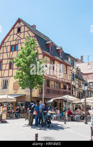 Tipiche case a graticcio nella città vecchia di Colmar - Colmar, Alsazia, dipartimento Haut-Rhin, Francia, Europa Foto Stock