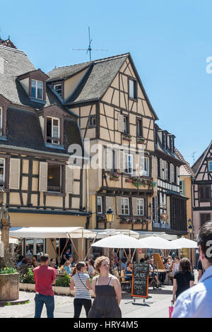 Tipiche case a graticcio nella città vecchia di Colmar - Colmar, Alsazia, dipartimento Haut-Rhin, Francia, Europa Foto Stock