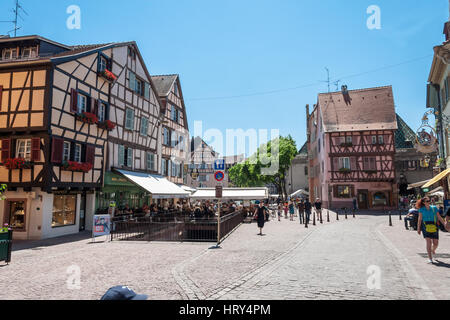 Tipiche case a graticcio nella città vecchia di Colmar - Colmar, Alsazia, dipartimento Haut-Rhin, Francia, Europa Foto Stock