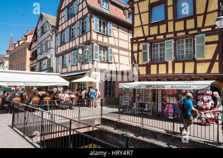 Tipiche case a graticcio nella città vecchia di Colmar - Colmar, Alsazia, dipartimento Haut-Rhin, Francia, Europa Foto Stock