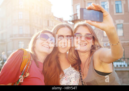 I turisti in città europea, viaggi in europa, gruppo di felice amici prendendo selfy foto Foto Stock