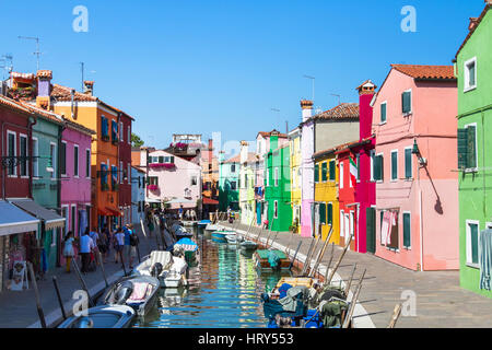 Strada colorato di isola di Burano, Canal a Venezia case variopinte in italia Foto Stock