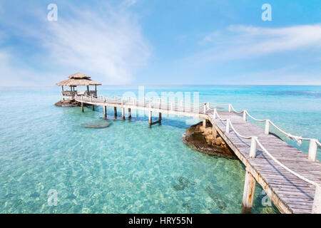 Bellissima spiaggia paradiso sullo sfondo del paesaggio, isola tropicale con acqua turchese Foto Stock