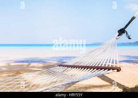 Vacanze in spiaggia, turismo concept, sfondo vuoto amaca in hotel sull'isola di paradiso Foto Stock