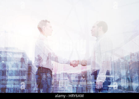 Operazione immobiliare handshake, doppia esposizione, business persone il concetto di cooperazione Foto Stock