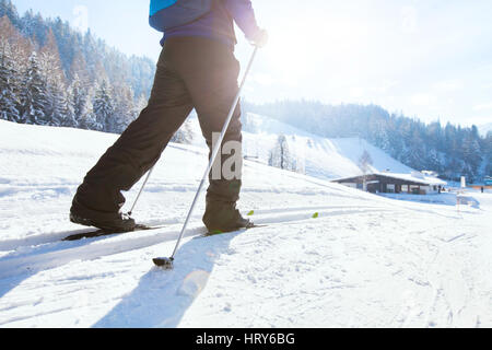 Sci nordico, vacanze invernali nelle Alpi, cross country sciatore in montagna Foto Stock