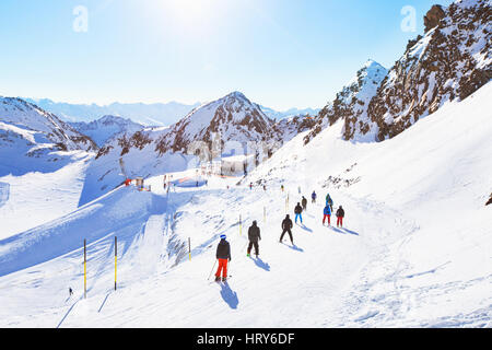 Gli sciatori sulla bellissima pista da sci nelle Alpi, la gente su vacanze invernali Foto Stock