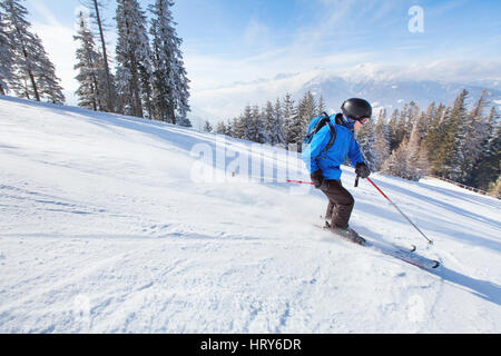 Sci di discesa, sciatore andare veloci giù per la montagna, sport invernali lo sfondo Foto Stock