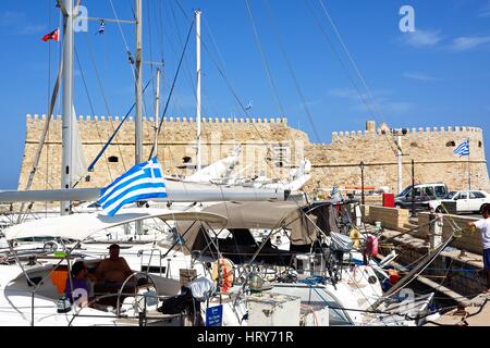 Yacht ormeggiati in porto con Koules castello al posteriore, Heraklion, Creta, Grecia, l'Europa. Foto Stock