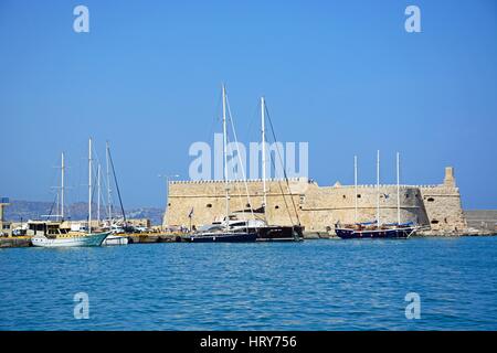 Vista del castello di Koules con barche nel porto, Heraklion, Creta, Grecia, l'Europa. Foto Stock