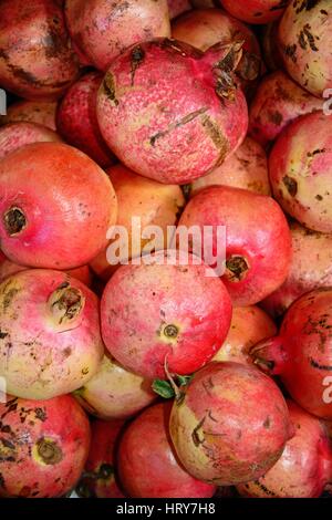 Melagrane per la vendita su un mercato in stallo nel centro della città, Heraklion, Creta, Grecia, l'Europa. Foto Stock