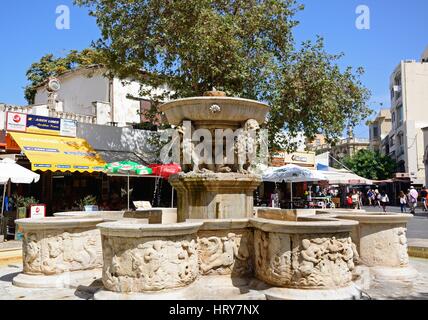 Vista la fontana Morosini Lions in piazza nel centro della città, Heraklion, Creta, Grecia, l'Europa. Foto Stock