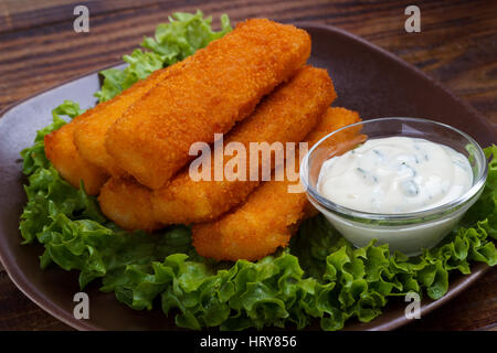 Piatto di bastoncini di pesce salsa remoulade servita su insalata di lattuga lascia Foto Stock