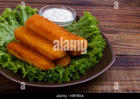 Piatto di bastoncini di pesce salsa remoulade servita su insalata di lattuga lascia Foto Stock