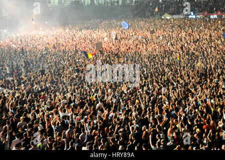 CLUJ NAPOCA, Romania - 2 agosto 2015: folla di festa le persone godono di un David Guetta concerto dal vivo per le indicibili Festival nella capitale europea dei giovani Foto Stock