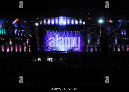 CLUJ NAPOCA, Romania - 31 luglio 2015: banda rumena Subcarpati esegue un concerto dal vivo sul palco principale per le indicibili Festival nella parte anteriore di una cornacchia Foto Stock