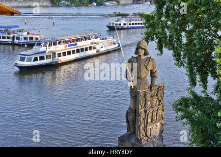 Il River side di Praga, Repubblica Ceca, il 15 agosto 2016. Vista da Karluv più o Charles Bridge Foto Stock