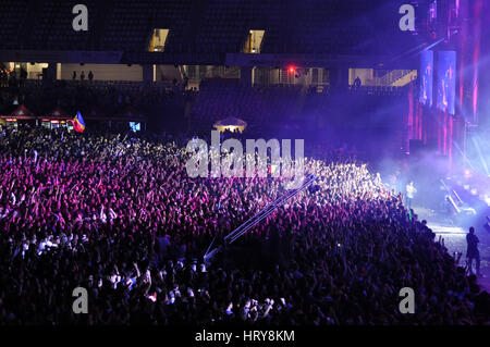 CLUJ NAPOCA, Romania - 31 luglio 2015: folla di allegro giovani divertirsi durante una Subcarpati concerto dal vivo al Festival di indicibili Foto Stock