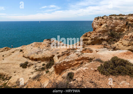 Le scogliere di sabbia costa Algarve in Portogallo Foto Stock