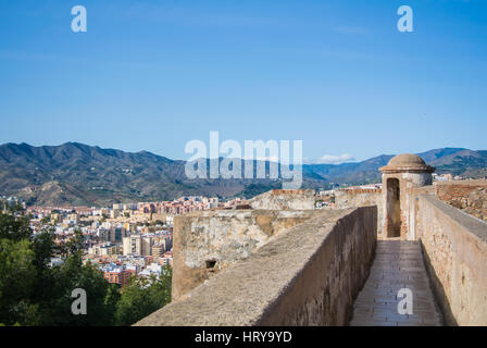 Una vista dall'Alcazaba, una fortezza di Malaga, a città e dintorni con le montagne sullo sfondo, Andalusia, Spagna. Foto Stock