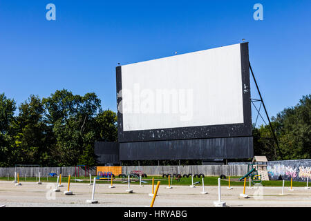 Vecchio tempo Drive-In Movie Theater con Schermo per esterni e di un parco giochi per bambini sono Foto Stock