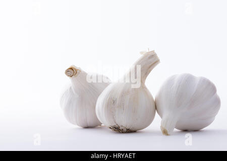 Close up di aglio o allium sativum, isolato di fronte a uno sfondo bianco Foto Stock