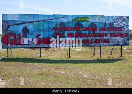 Playa Girón, Cuba, Dicembre 16, 2016: Grande billboard in Giron con la vittoria di propaganda per celebrare il cinquantesimo anniversario della battaglia nel 1961 in Foto Stock