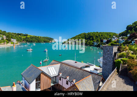 Guardando verso sud su alcuni costosi waterfront proprietà lungo il fiume Dart verso la sua bocca da Dartmouth, Devon, Inghilterra, Regno Unito Foto Stock