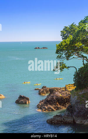 Un gruppo di kayak da mare lasciando la bocca del fiume Dart per inserire il canale inglese vicino a Dartmouth, Devon, Inghilterra, Regno Unito Foto Stock