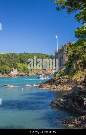 Castello di Dartmouth (più vicino) e Kingswear Castle (più lontano) guardia dell'ingresso del fiume Dart, Dartmouth, Devon, Inghilterra, Regno Unito Foto Stock