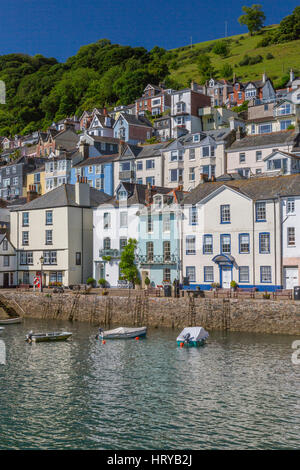 Case colorate linea il Riverside a e al di sopra di Bayards Cove in Dartmouth, Devon, Inghilterra, Regno Unito Foto Stock