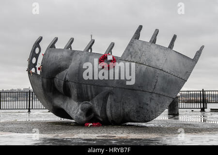 I marittimi mercantili' War Memorial con papaveri. Arte pubblica da Brian è sceso, in memoria dei marinai provenienti da porti di Barry, Penarth e Cardiff uccisi in guerra Foto Stock