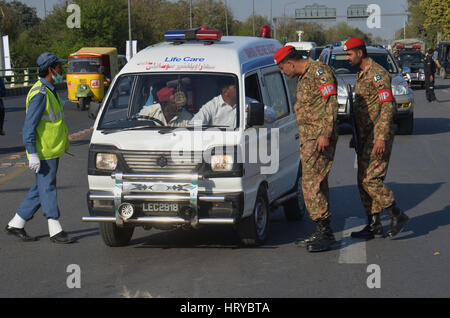 Lahore Punjab, Pakistan. 03 Mar, 2017. Pakistani soldati paramilitari stand avviso di guardia vicino alla principale porta di ingresso di Gheddafi Cricket Stadium durante l'ultima partita di cricket del Pakistan Super League (PSL) tra gladiatori di Quetta e Peshawar Zalmi a Lahore il 05 marzo 2017. Il finale è tenuto sotto stretta sorveglianza da parte delle forze di sicurezza con il supporto per la creazione di report che circa 16.000 personale è stato distribuito in diversi cordoni. Il Pakistan Super League è costituito da cinque franchising nominalmente che rappresentano città del Pakistan. Credito: Rana Sajid Hussain/Pacific Press Agency/Alamy Live News Foto Stock