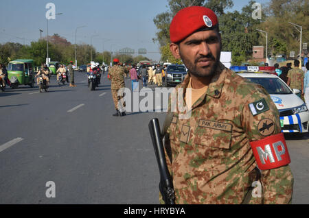 Lahore Punjab, Pakistan. 03 Mar, 2017. Pakistani soldati paramilitari stand avviso di guardia vicino alla principale porta di ingresso di Gheddafi Cricket Stadium durante l'ultima partita di cricket del Pakistan Super League (PSL) tra gladiatori di Quetta e Peshawar Zalmi a Lahore il 05 marzo 2017. Il finale è tenuto sotto stretta sorveglianza da parte delle forze di sicurezza con il supporto per la creazione di report che circa 16.000 personale è stato distribuito in diversi cordoni. Il Pakistan Super League è costituito da cinque franchising nominalmente che rappresentano città del Pakistan. Credito: Rana Sajid Hussain/Pacific Press Agency/Alamy Live News Foto Stock