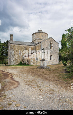 Immagine della chiesa romanica di Saint Pierre in Larnas dal dodicesimo secolo, Francia. Foto Stock