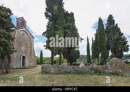 Immagine della chiesa romanica di Saint Pierre in Larnas dal dodicesimo secolo, Francia. Foto Stock