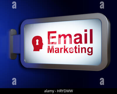 Concetto di commercializzazione: Email Marketing e testa con toppa sul background tramite Affissioni Foto Stock