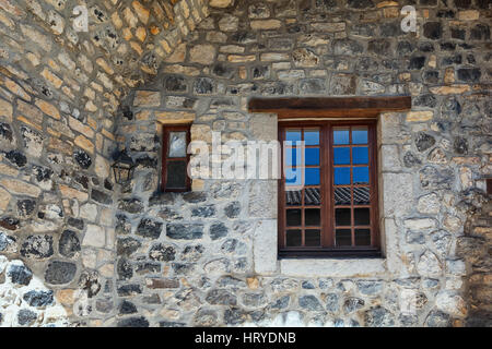 Grande e piccola finestra in un vecchio muro di basalto. Foto Stock