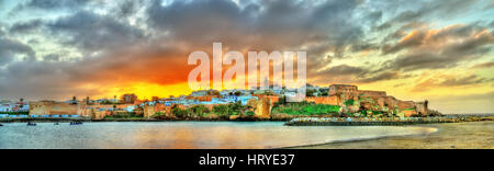 Tramonto al di sopra di Rabat e il Bou Regreg river, Marocco Foto Stock