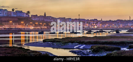 Tramonto al di sopra di Rabat e il Bou Regreg river, Marocco Foto Stock