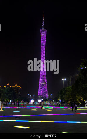 GUANGZHOU, Cina - 13 settembre 2016: Guangzhou Canton tower e persone su moderne sono a piedi, Vista notte. Foto Stock