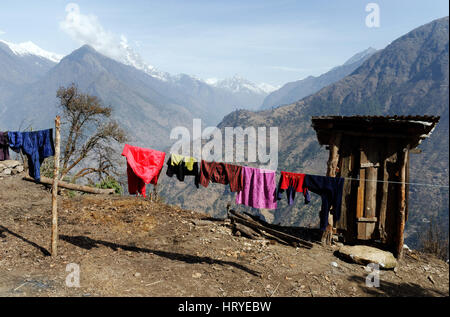 Lavaggio e asciugatura e un wc primitivr edificio tramite il sentiero di trekking al campo base Everest Foto Stock